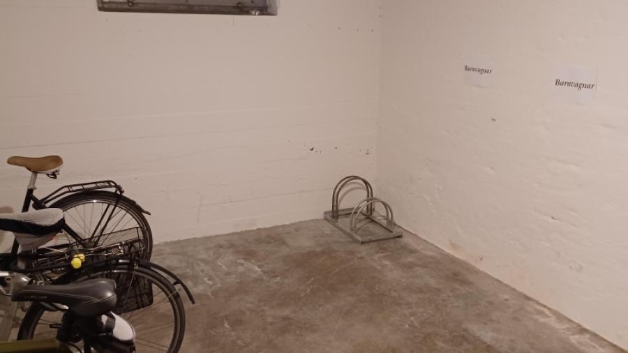 Cykelförråd under D uppgången med plats avsedd för barnvagnar